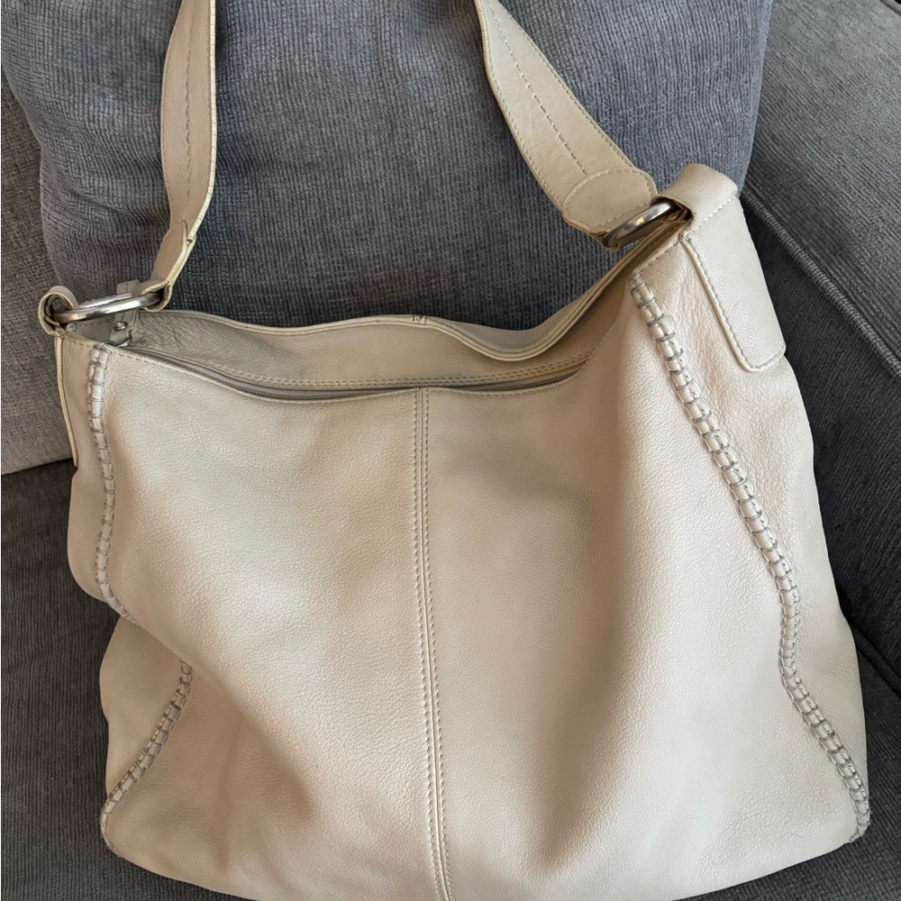 Chic Cream Shoulder Bag with Timeless Elegance